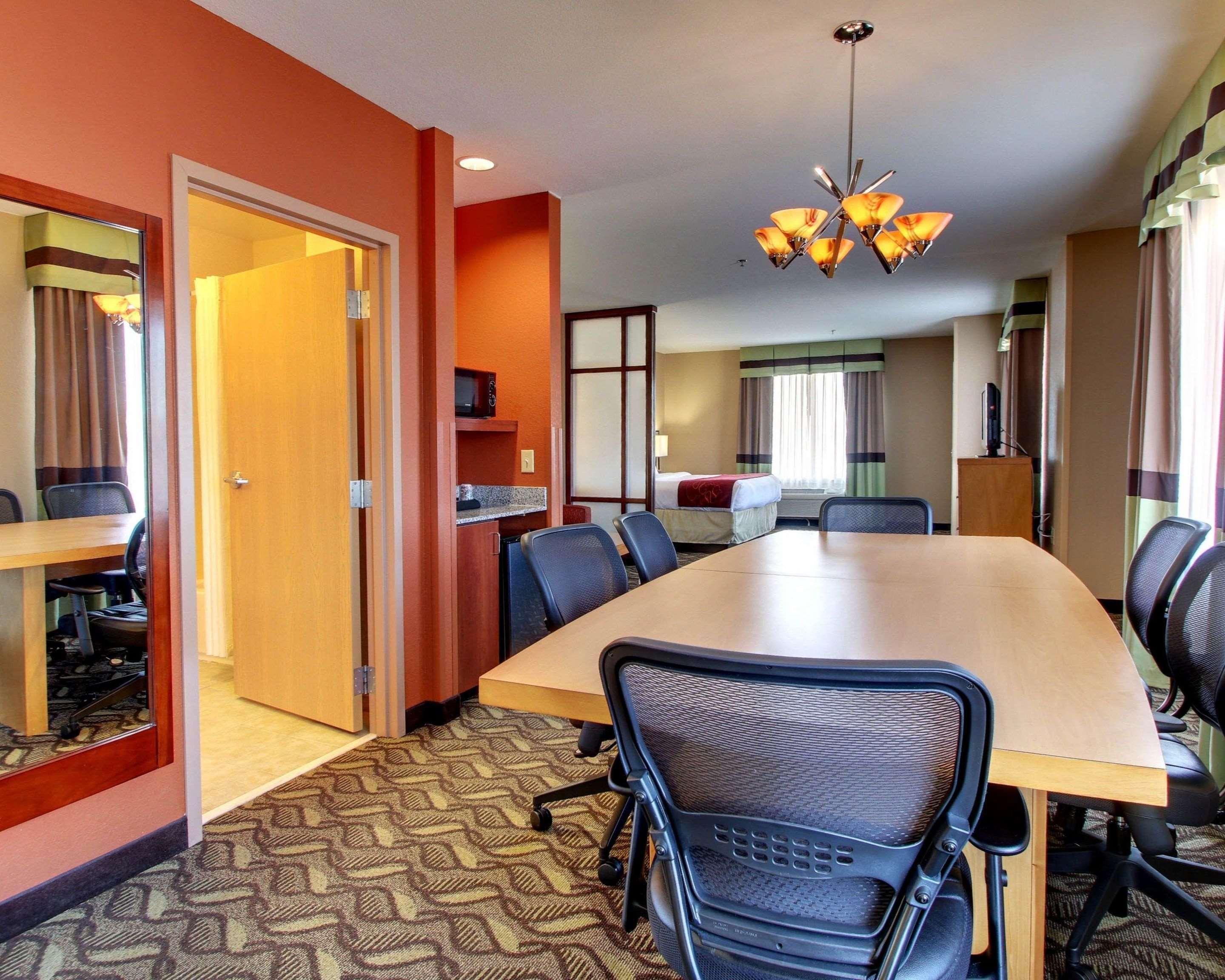 Comfort Suites Airport Luckney Eksteriør billede