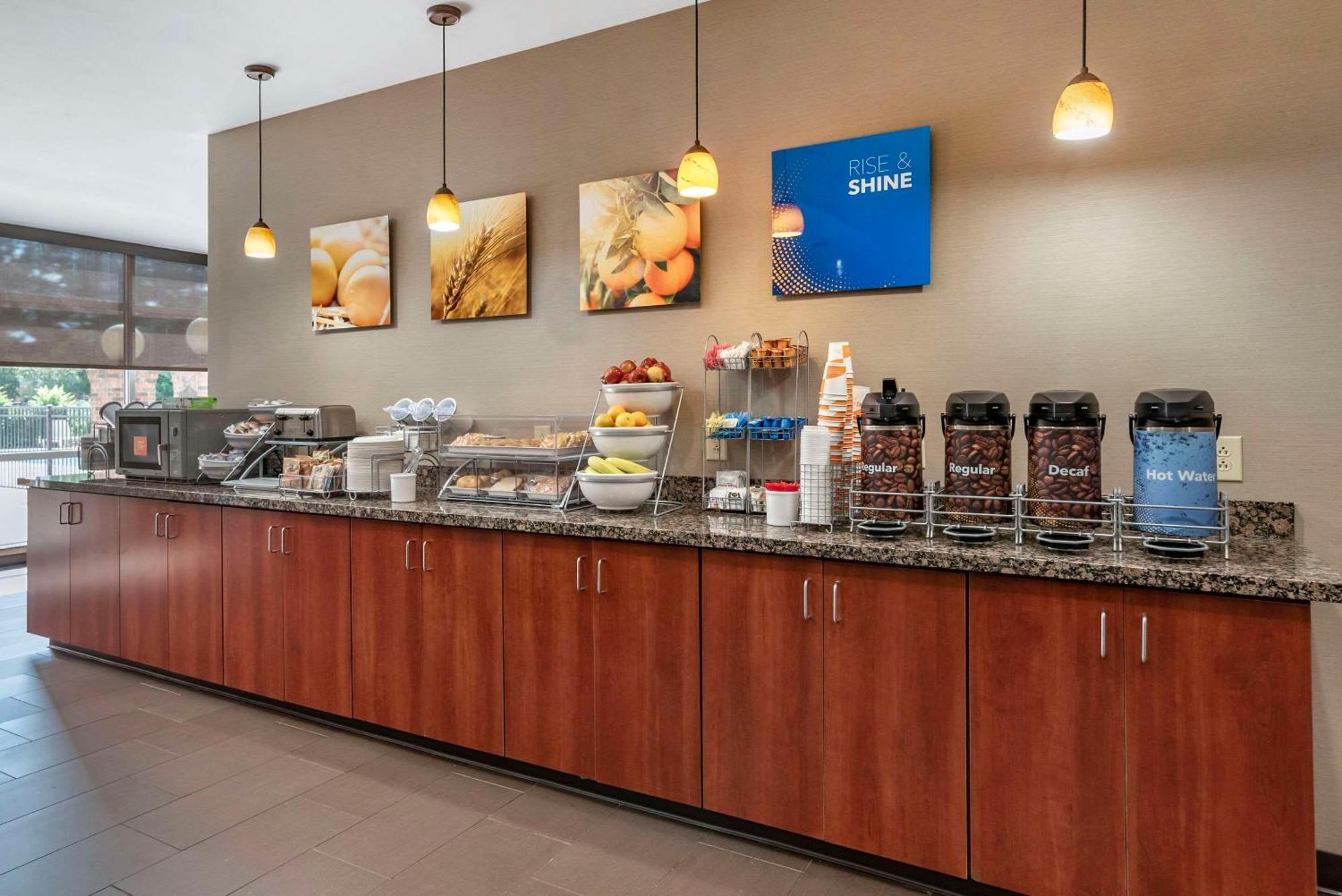 Comfort Suites Airport Luckney Eksteriør billede