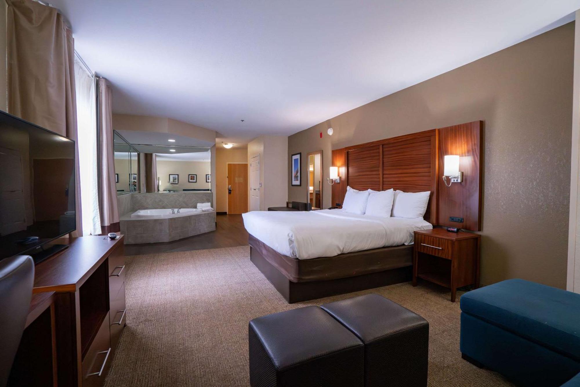 Comfort Suites Airport Luckney Eksteriør billede