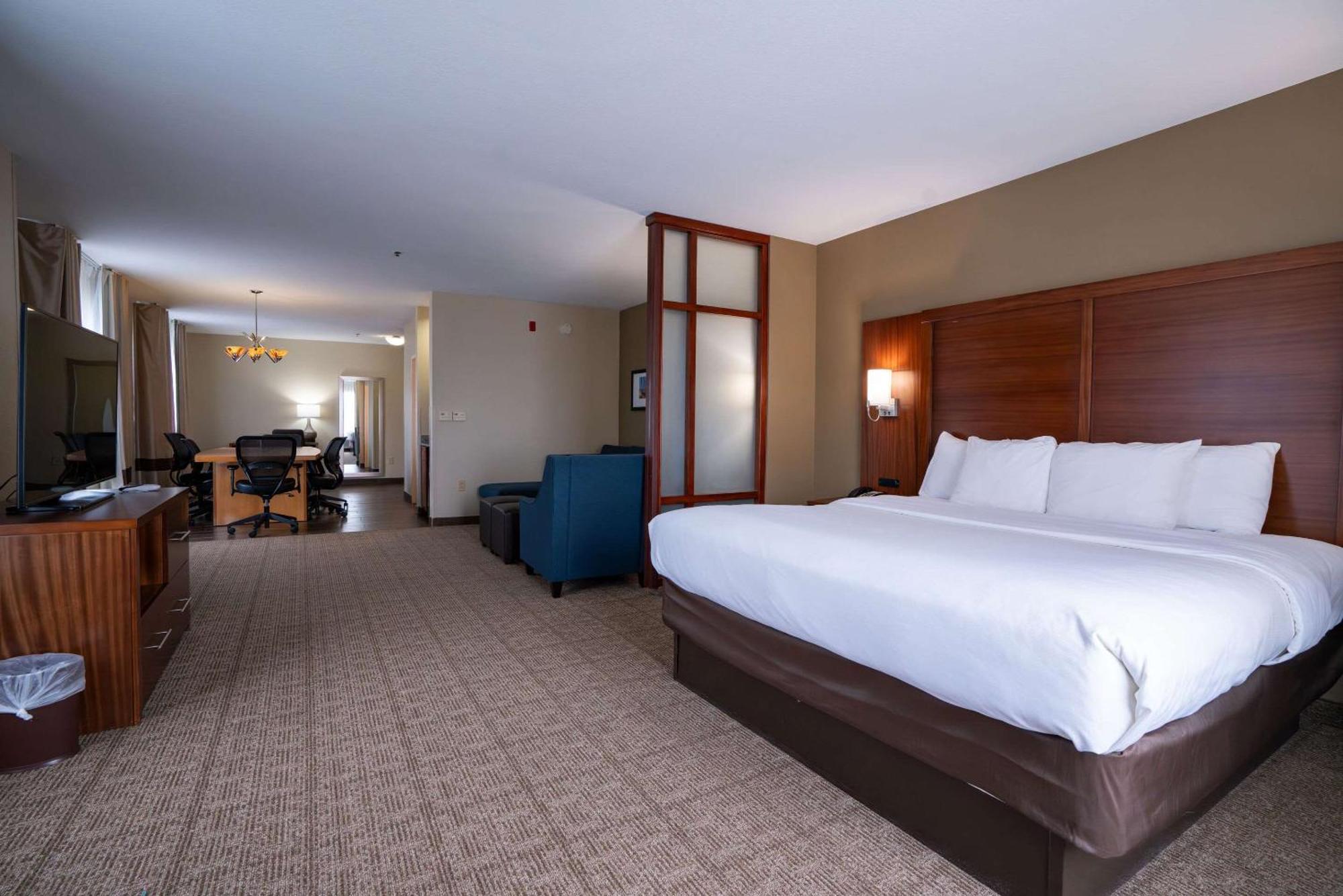 Comfort Suites Airport Luckney Eksteriør billede